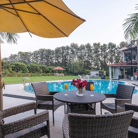 Stayvista At The Banyan Abode With Pool Table, Pet Friendly & Outdoor Pool Manesar Exterior photo