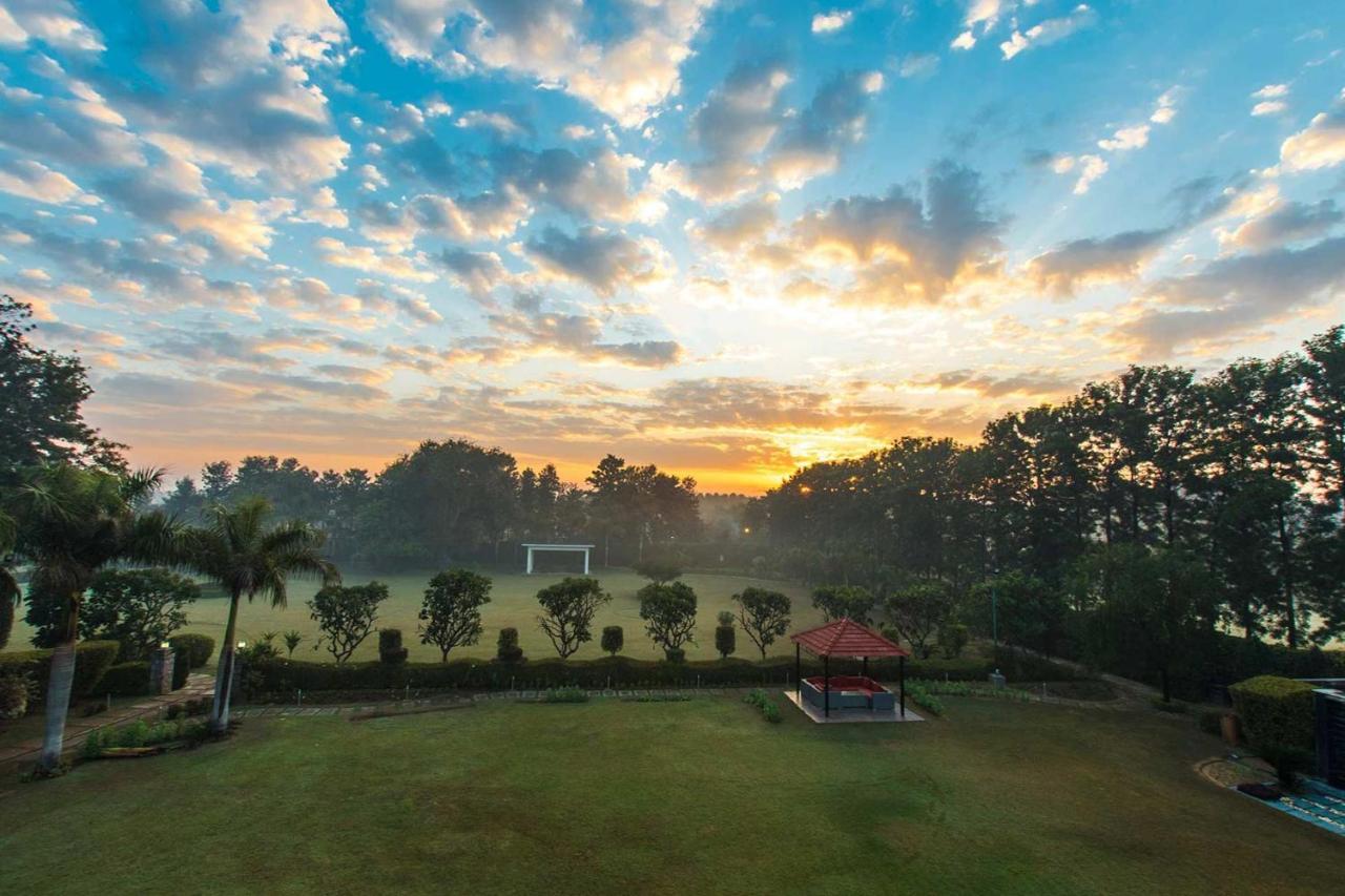 Stayvista At The Banyan Abode With Pool Table, Pet Friendly & Outdoor Pool Manesar Exterior photo