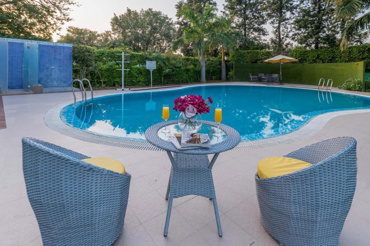 Stayvista At The Banyan Abode With Pool Table, Pet Friendly & Outdoor Pool Manesar Exterior photo