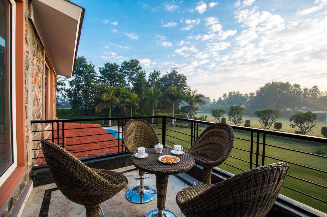 Stayvista At The Banyan Abode With Pool Table, Pet Friendly & Outdoor Pool Manesar Exterior photo